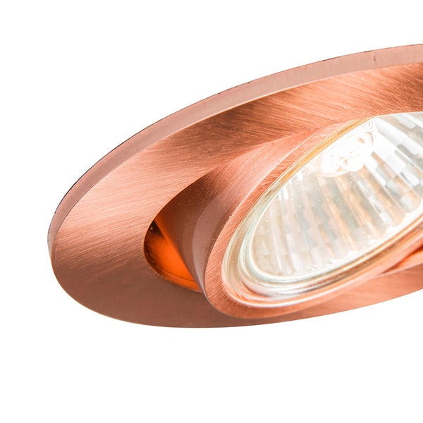 Schwenkbarer Einbaustrahler aus gebürstetem Metall in Kupferoptik.