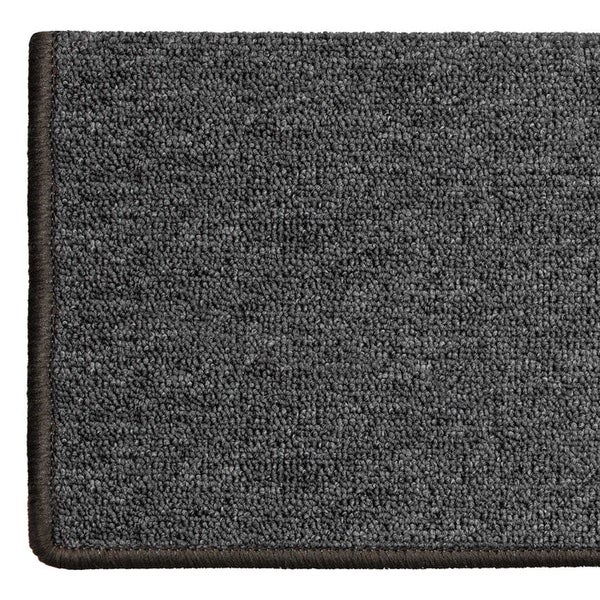 Detailansicht eines grauen Teppichs mit dunkler Umrandung