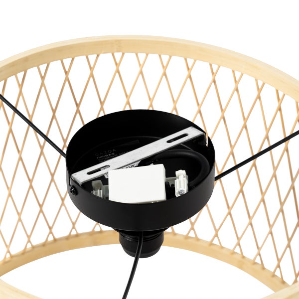 Innenansicht einer schwarzen Lampenaufhängung mit Montagebügel, umgeben von einem hellen Lampenschirm aus Bambusgeflecht.