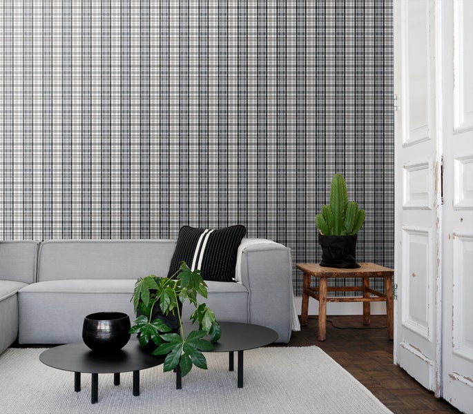 Wohnzimmer mit karierter Tapete, Sofa und Pflanzen