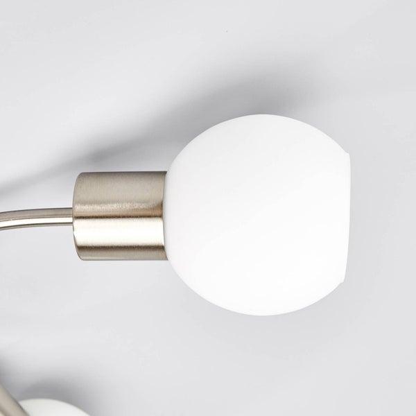 Detailaufnahme einer Lampe mit einem runden, leuchtenden Lampenschirm