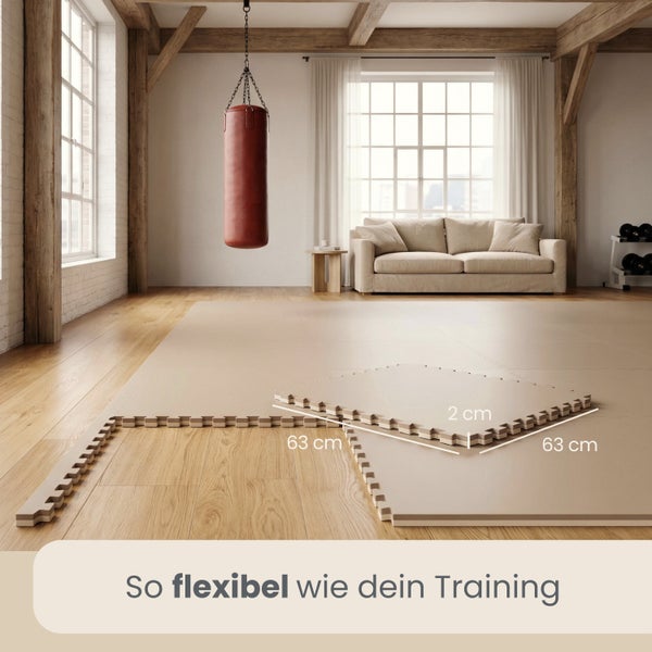 Schutzmatten im Puzzle-Design für Fitness, Maße 63 mal 63 Zentimeter und 2 Zentimeter Dicke, in einem hellen Raum mit Boxsack und Sofa.