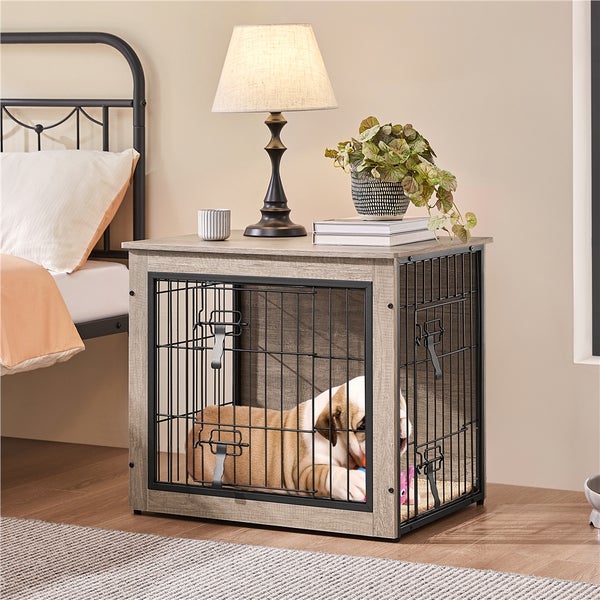 Hund liegt in einer grauen Hundebox aus Holz mit Metallgittertür, die als Nachttisch mit Lampe und Dekoration dient.
