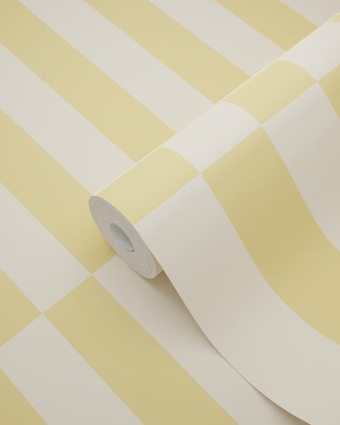 Gestreifte Tapete in Gelb und Weiß als Rolle.