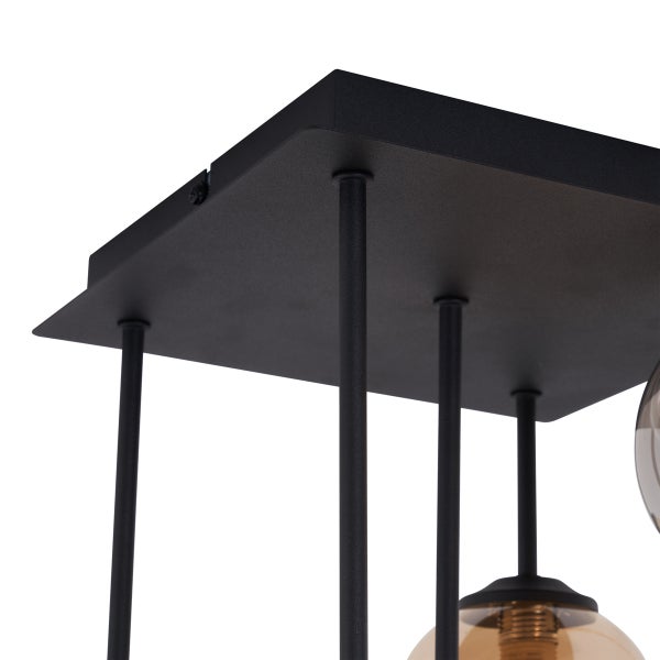 Detailaufnahme einer Deckenleuchte mit schwarzer Metallhalterung und mehreren Lampenschirmen