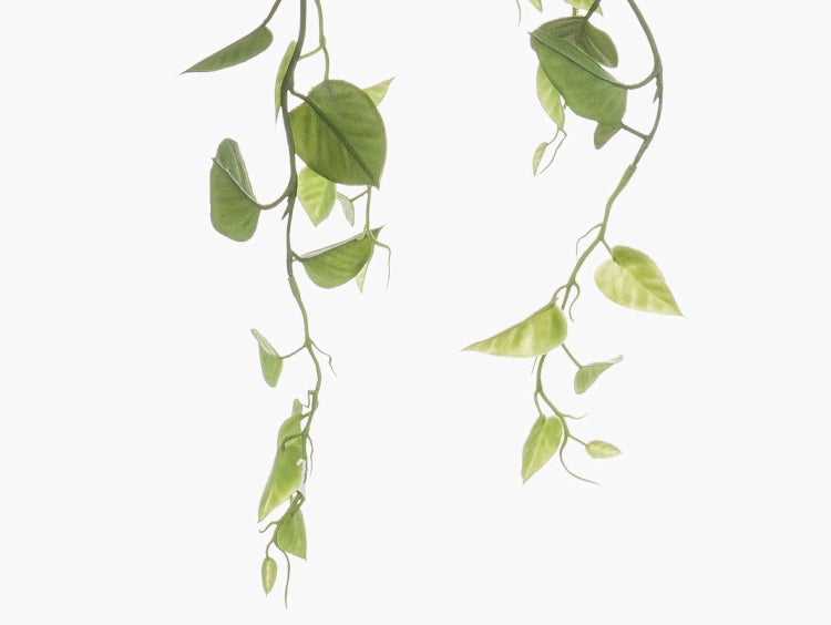 Künstlicher Blütenzweig mit rosa Blüten und grünen Blättern.