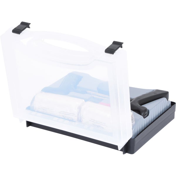 Erste Hilfe Koffer mit verschiedenen Verbandsmaterialien und Werkzeugen