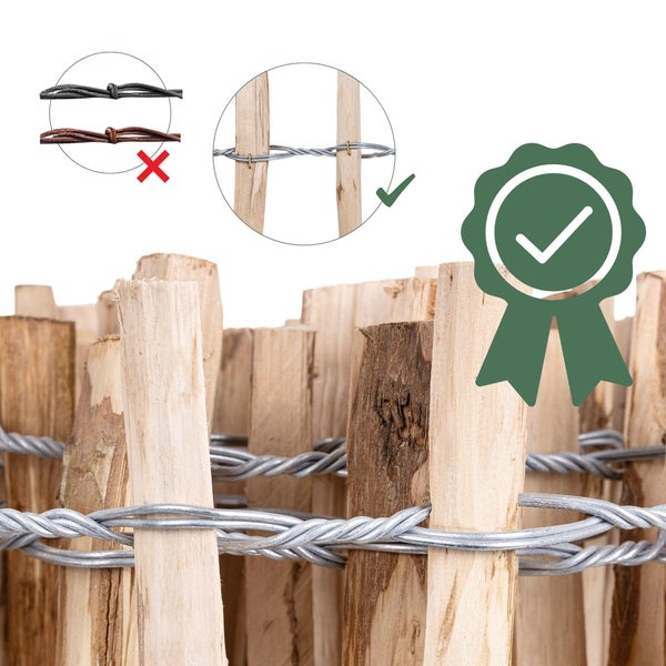 Drei Rollen dekorative Kordel zum Basteln und Verpacken neben einem Weihnachtsbaum aus Holz und einem Geschenk.