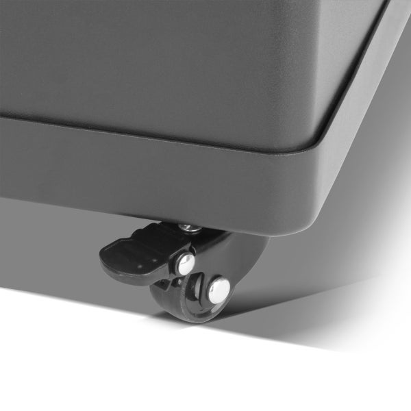 Detailansicht einer Lenkrolle mit Feststellbremse an einem schwarzen Behälter.