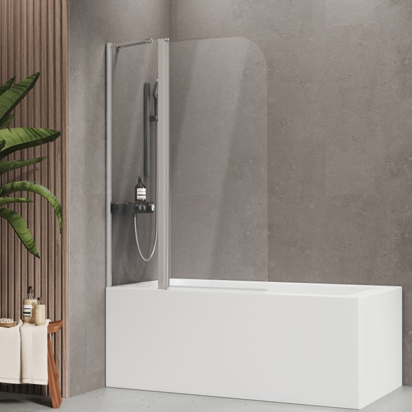 Modernes Badezimmer mit Badewanne und Duschabtrennung aus Glas.