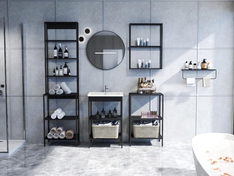 Modernes Badezimmer mit schwarzen Metallmöbeln, Waschbecken mit weißem Becken, rundem Spiegel und grauen Fliesen in Steinoptik.