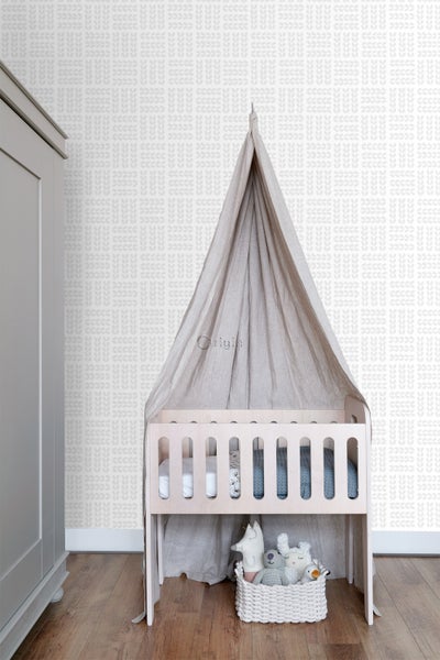 Kinderzimmer mit Babybett, Baldachin und gemusterter Tapete