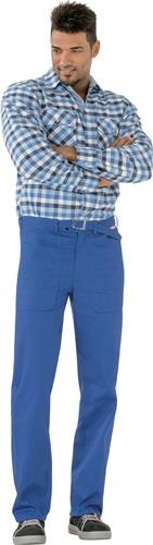 Mann in blauer Arbeitshose und blau kariertem Hemd mit verschränkten Armen.