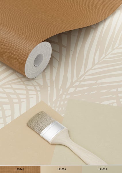 Tapetenrolle mit Palmenmuster und ein Pinsel