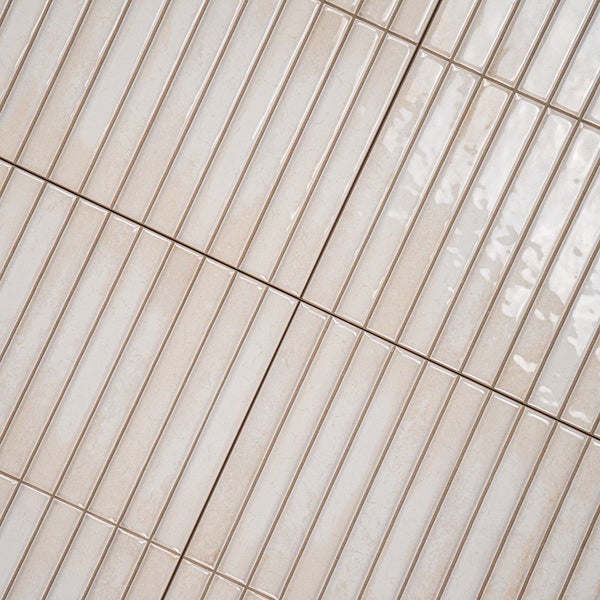 Wandfliesen mit strukturierter Oberfläche in Stäbchenoptik für den Innenbereich.