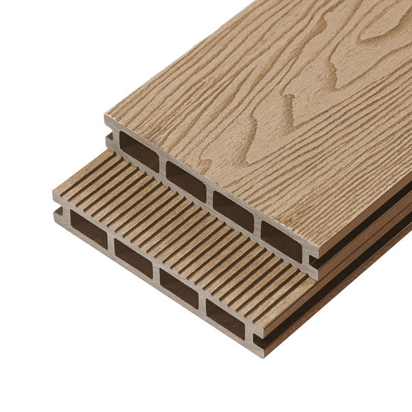 Spielturm aus Holz mit Pultdach, Balkon, grüner Rutsche, zwei Schaukeln, Kletternetz, Kletterwand und Sandkasten.