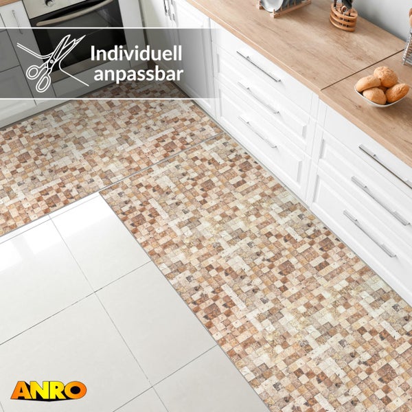 Küchenläufer mit Mosaikmuster vor einer weißen Küchenzeile, individuell zuschneidbar. ANRO Logo.