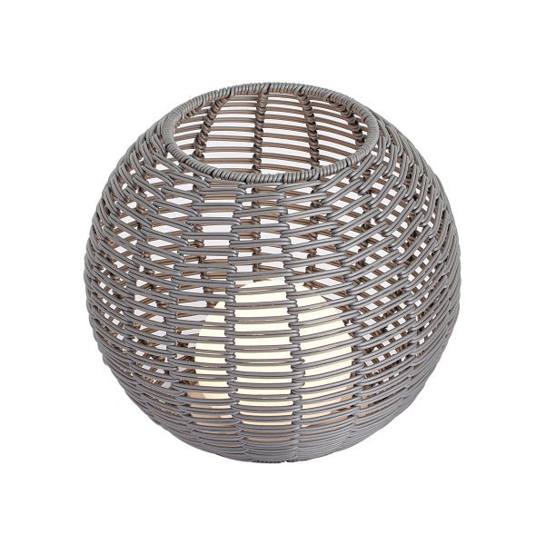 Kugelförmige Solarleuchte aus Polyrattan-Geflecht mit innenliegender Lichtquelle für den Außenbereich.