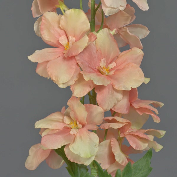 Künstliche Orchidee Phalaenopsis mit weißen Blüten und grünen Knospen am Stiel.