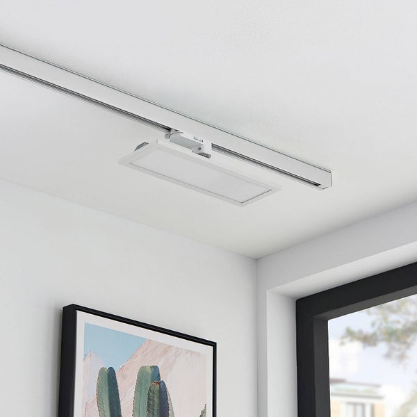 Rechteckiges LED-Panel für das URail Schienensystem, montiert an der Decke in einem hellen, organisierten Raum.