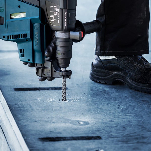 Boschhammer beim Bohren eines Lochs in Beton