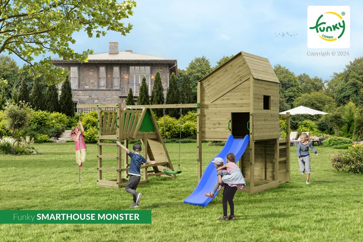 Funky Combo Spielturm Smarthouse Monster aus Holz mit blauer Rutsche, Schaukel und Kletterseil im Garten mit spielenden Kindern.