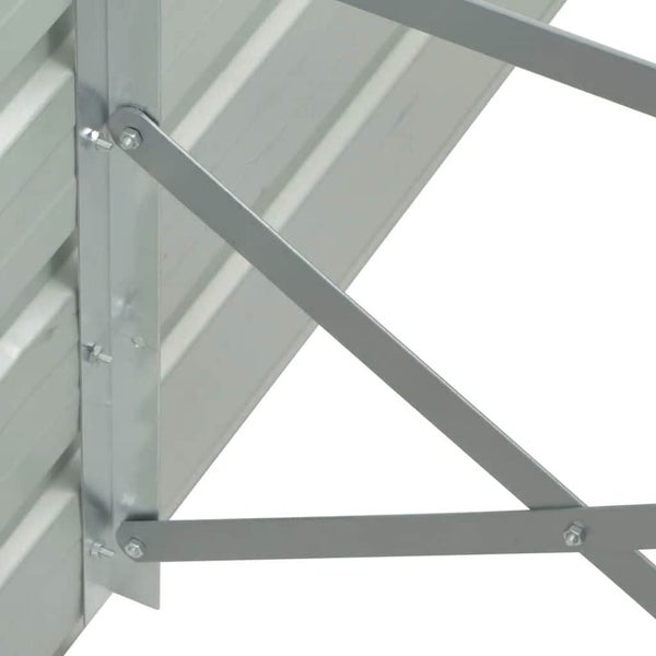 Detailansicht einer Metall-Eckverstrebung mit Kreuzstreben und Wellblechpaneelen zur Stabilisierung.