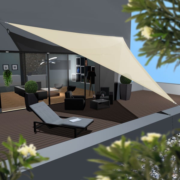 Dreieckiges Sonnensegel beige auf einer modern eingerichteten Terrasse mit dunklen Outdoormöbeln und Sonnenliege.