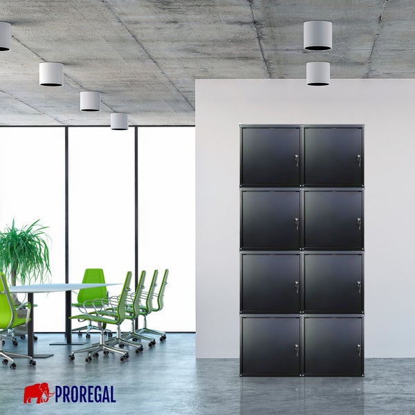 Schließfachschrank von Proregal mit acht Fächern in einem hellen, modernen Büro mit Besprechungstisch und grünen Stühlen.