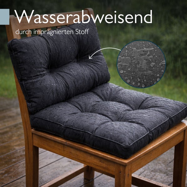 Wasserabweisendes Gartenstuhlkissen aus imprägniertem Stoff mit sichtbaren Wassertropfen auf der Oberfläche.