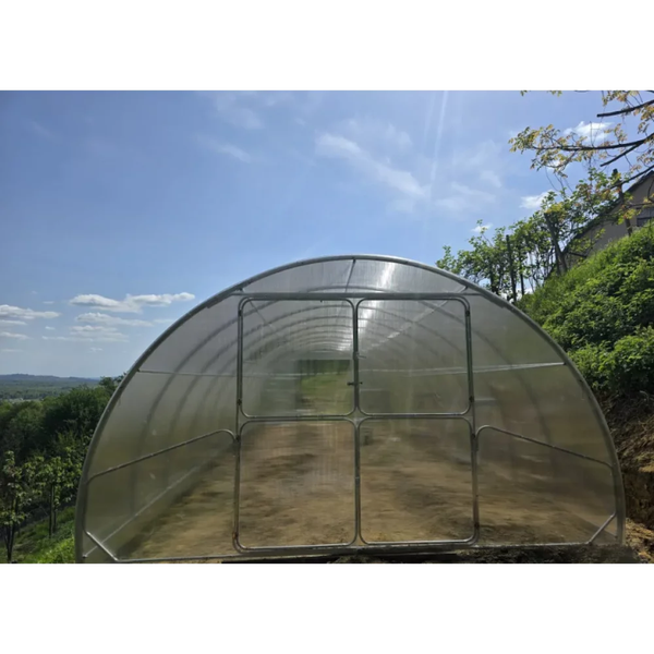 Tunnelgewächshaus im Außenbereich