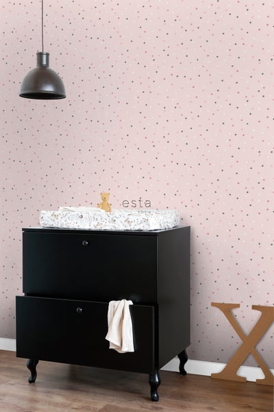 Zimmer mit Wickelkommode, Wickelauflage, Lampe und Mustertapete