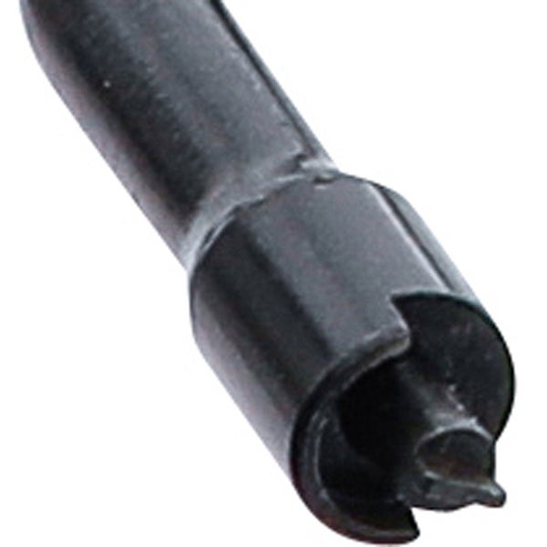 Holzgartenhaus mit geöffneten Glastüren und Gartenmöbeln