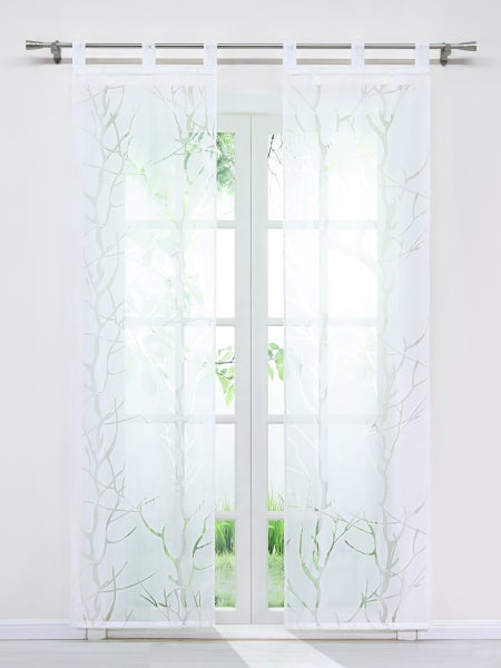 Dekoschals mit Baumdesign vor einem Fenster