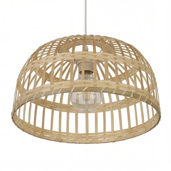 Hängelampe aus Bambus mit hellem Lampenschirm und Glühbirne