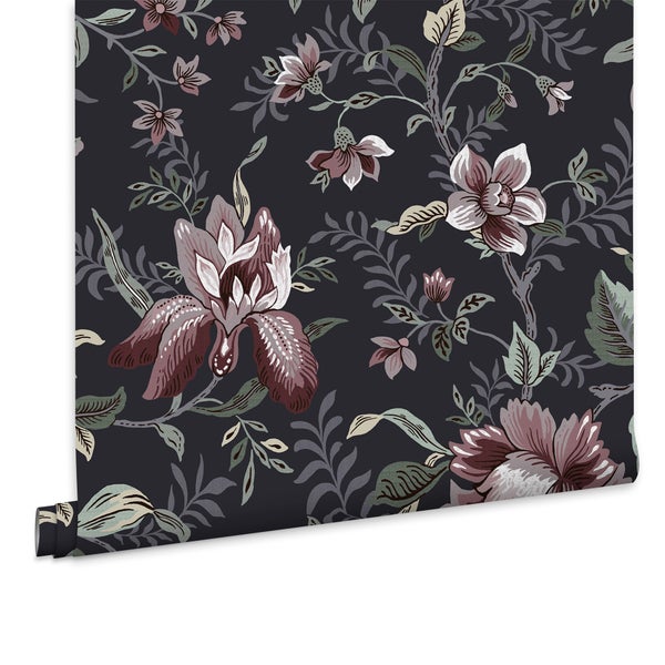 Tapete mit florale Blumenmuster in Vintage Stil auf einer Tapetenrolle.
