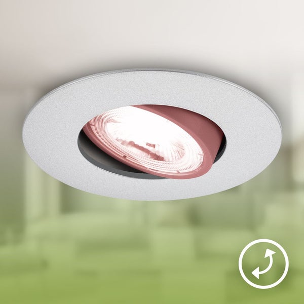 Schwenkbarer Einbaustrahler für die Decke.