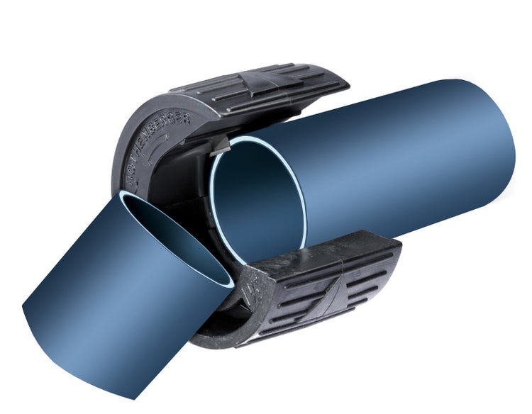 Rothenberger Rohrabschneider beim Trennen eines Kunststoffrohres.