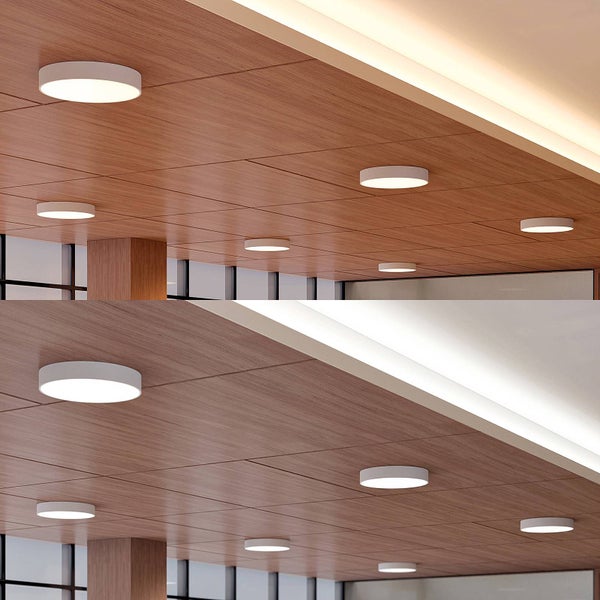Runde, flache LED-Deckenleuchten montiert an einer Holzdecke in einem hellen Innenraum, Darstellung verschiedener Farbtemperaturen.