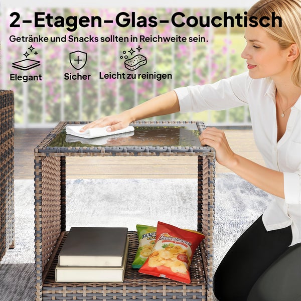 Zweistöckiger Couchtisch aus Polyrattan mit Glasplatte. Eine Frau wischt die Oberfläche ab. Auf der unteren Ablage liegen Bücher und Snacks.