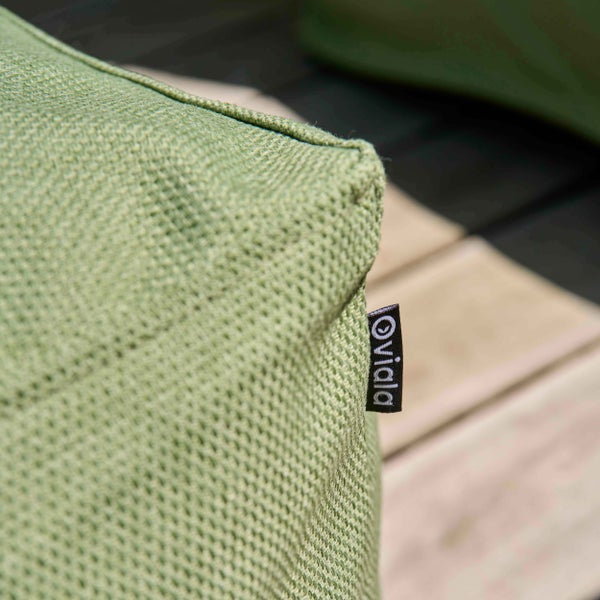 Nahaufnahme eines grünen Outdoor-Sitzkissens mit Oviala Logo und strukturierter Gewebeoberfläche.