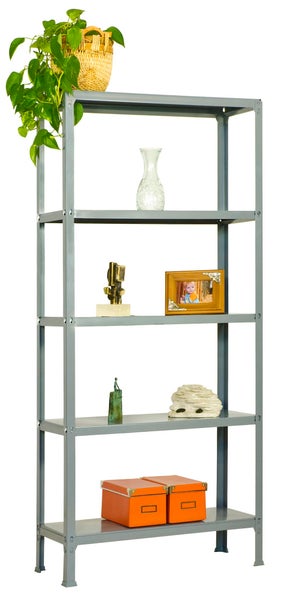 Graues Metallregal mit fünf Fachböden, bestückt mit einer Pflanze, Dekorationsartikeln und orangefarbenen Aufbewahrungsboxen.