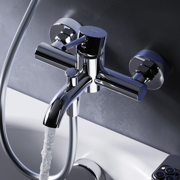 Aufputz-Wannenarmatur mit laufendem Wasser im Badezimmer