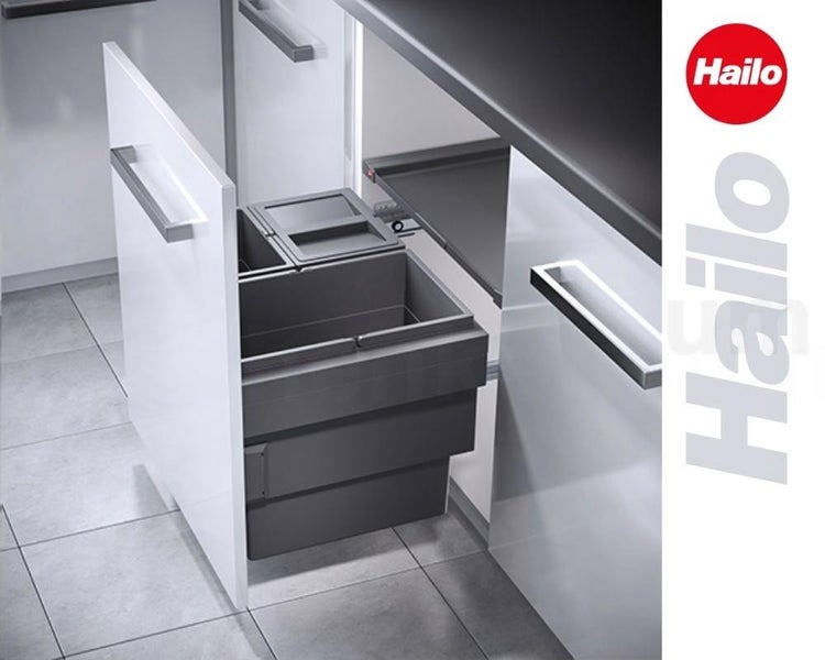 Hailo Logo. Einbau-Abfalltrennsystem in einer weißen Küchenschublade mit grauen Kunststoffbehältern.