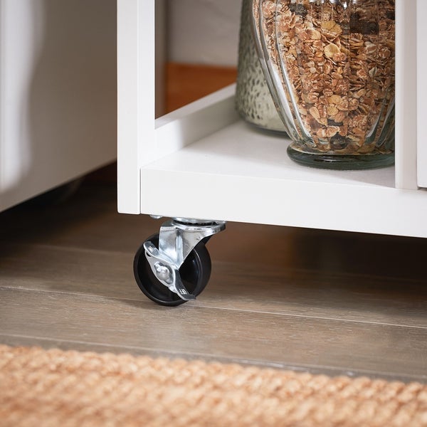 Detailaufnahme eines weißen Möbelstücks mit einer Rolle.