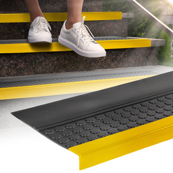 Person betritt Treppe mit Treppenstufenprofil aus Gummi mit Noppen.