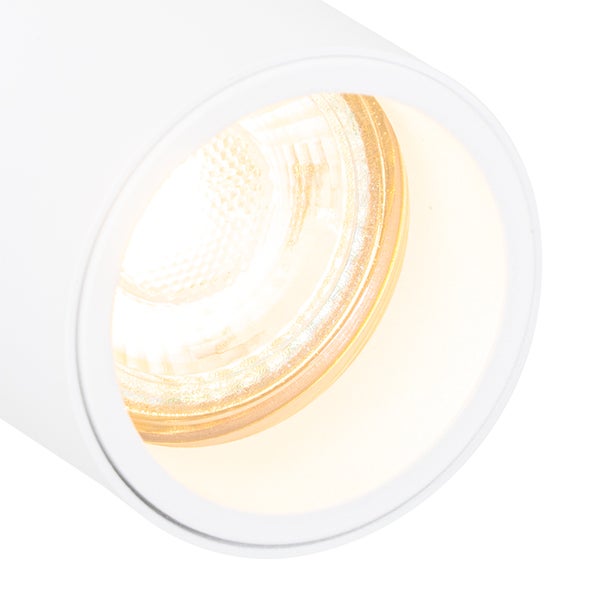 Nahaufnahme einer weißen Deckenleuchte mit warmem Licht