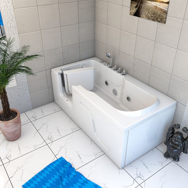 Begehbare Badewanne mit Tür, Armatur und Duschkopf in hellem Badezimmer.