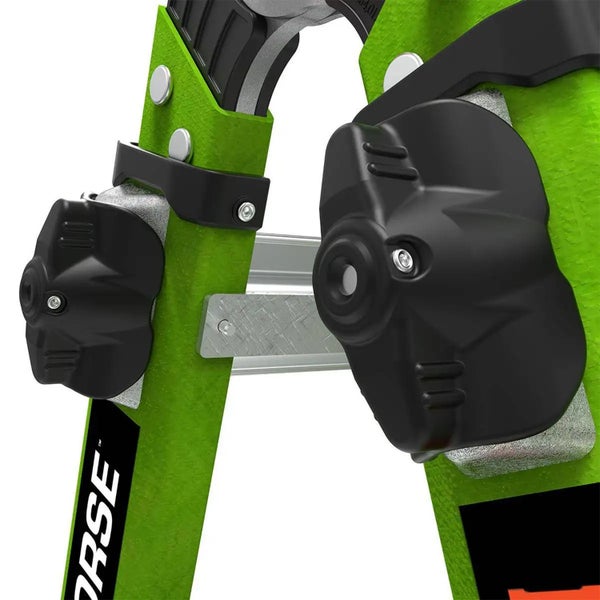 Nahaufnahme eines Leitergelenks mit schwarzen Verriegelungsknöpfen an einer grünen Mehrzweckleiter.