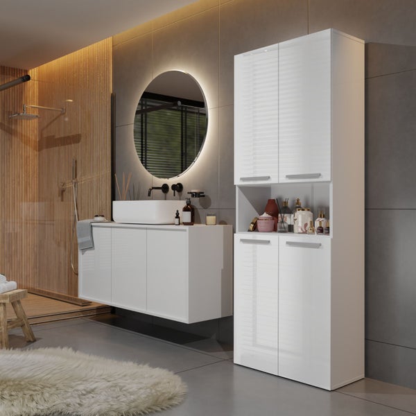 Badezimmer mit Waschtisch, Spiegelschrank und Hochschrank für Badezimmerutensilien